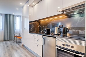 Fridge, microwave, oven, stovetop - BSE15 Apartments 2E, a Home in Madeira (Funchal)