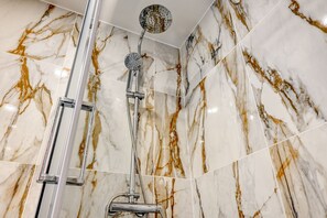 Shower, hair dryer, towels, soap - BSE15 Apartments 4K, a Home in Madeira (Funchal)