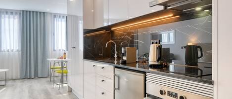 Geladeira, micro-ondas, fogão, cooktop