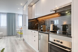 Een koelkast, een microgolfoven, een oven, een kookplaat