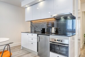 Réfrigérateur, micro-ondes, four, plaque de cuisson