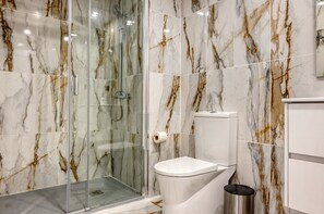 Shower, hair dryer, towels, soap - BSE15 Apartments 4L, a Home in Madeira (Funchal)