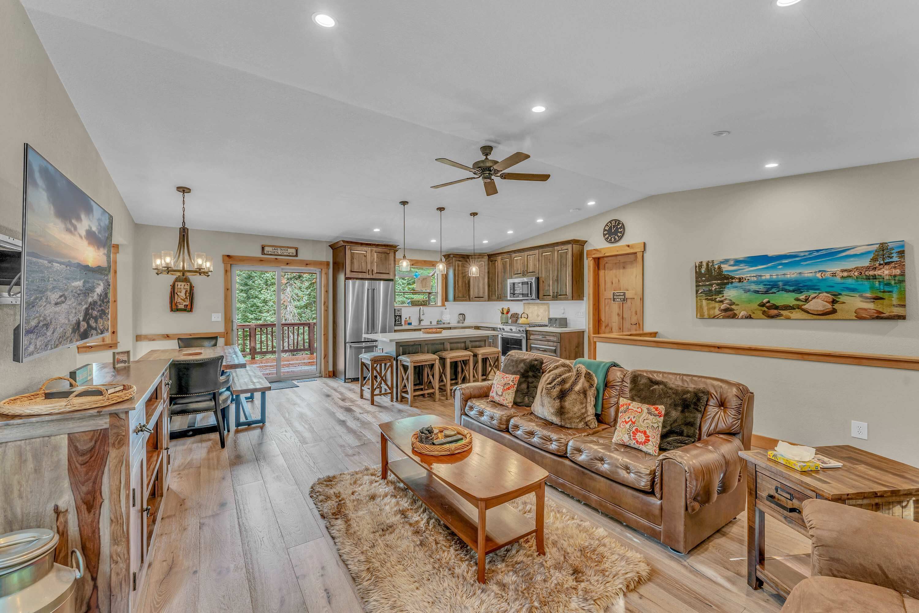 Fernseher, Kamin, DVD-Player