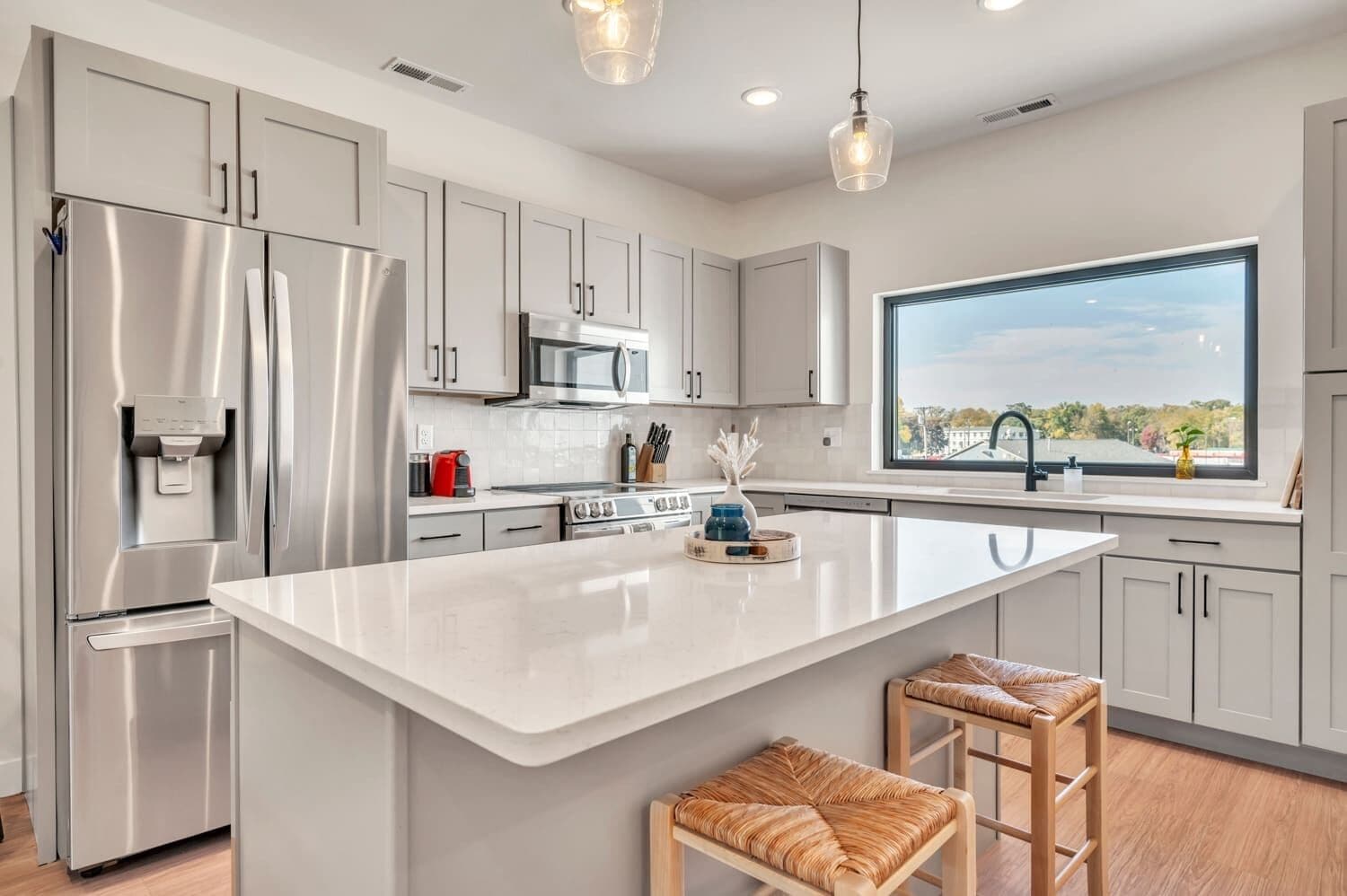 Réfrigérateur, micro-ondes, four, plaque de cuisson