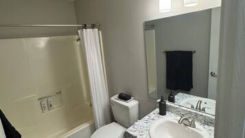 Secador de cabelo, toalhas de banho, sabonete, papel higiênico