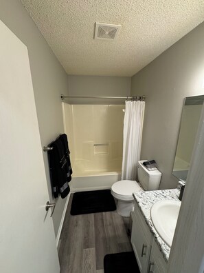 Sèche-cheveux, serviettes fournies, savon, papier toilette