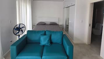 1 habitación, tabla de planchar con plancha, wifi y ropa de cama