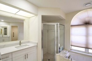 Douche, sèche-cheveux, serviettes fournies