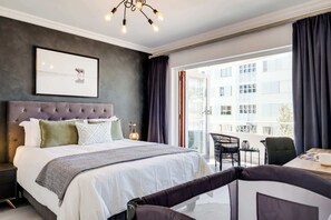 1 bedroom, desk, iron/ironing board, WiFi - Central Elegant Holiday Rental Between the Points (Cape Town)