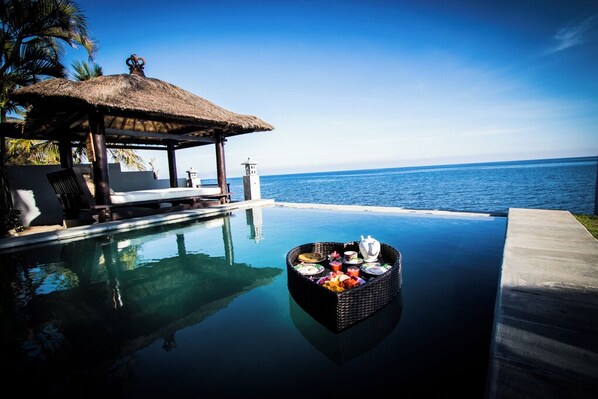 Deluxe Villa, Sea View | Private pool - 3 BR luxury beachfront with private pool (Kubutambahan)