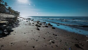 Di pantai, pasir hitam, snorkeling, dan memancing