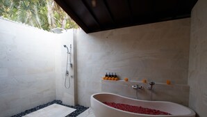 Vila Deluks, pemandangan laut | Kamar mandi | Perlengkapan kamar mandi ramah lingkungan
