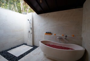 Deluxe Villa, Sea View | Bathroom - 3 BR luxury beachfront with private pool (Kubutambahan)