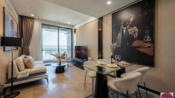 Căn hộ Premium, 1 phòng ngủ, sân hiên, quang cảnh thành phố | Nệm cao su hoạt tính (memory foam), minibar, két bảo mật tại phòng, bàn