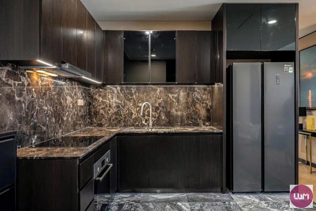 Una cucina moderna con mobili in legno scuro, una schiena di marmo e elettrodomestici in acciaio inossidabile.