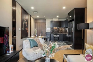 Appartement Premium, 1 chambre, patio, vue ville | Coin séjour | Baby-foot, livres, médiathèque