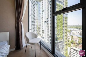 Premium Διαμέρισμα, 1 Υπνοδωμάτιο, Αίθριο, Θέα στην Πόλη | Κρεβάτια memory foam, μίνι μπαρ, χρηματοκιβώτιο στο δωμάτιο, γραφείο 