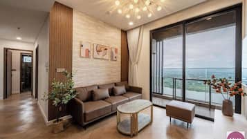 Căn hộ có tầm nhìn toàn cảnh, 1 phòng ngủ, ban công, quang cảnh thành phố | Khu phòng khách | Banh bàn, sách, thư viện nhạc