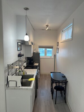 Kjøleskap, mikrobølgeovn, ovn og kokeplater