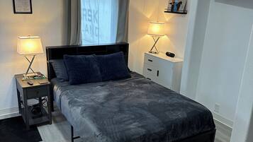 Tabla de planchar con plancha, wifi y ropa de cama