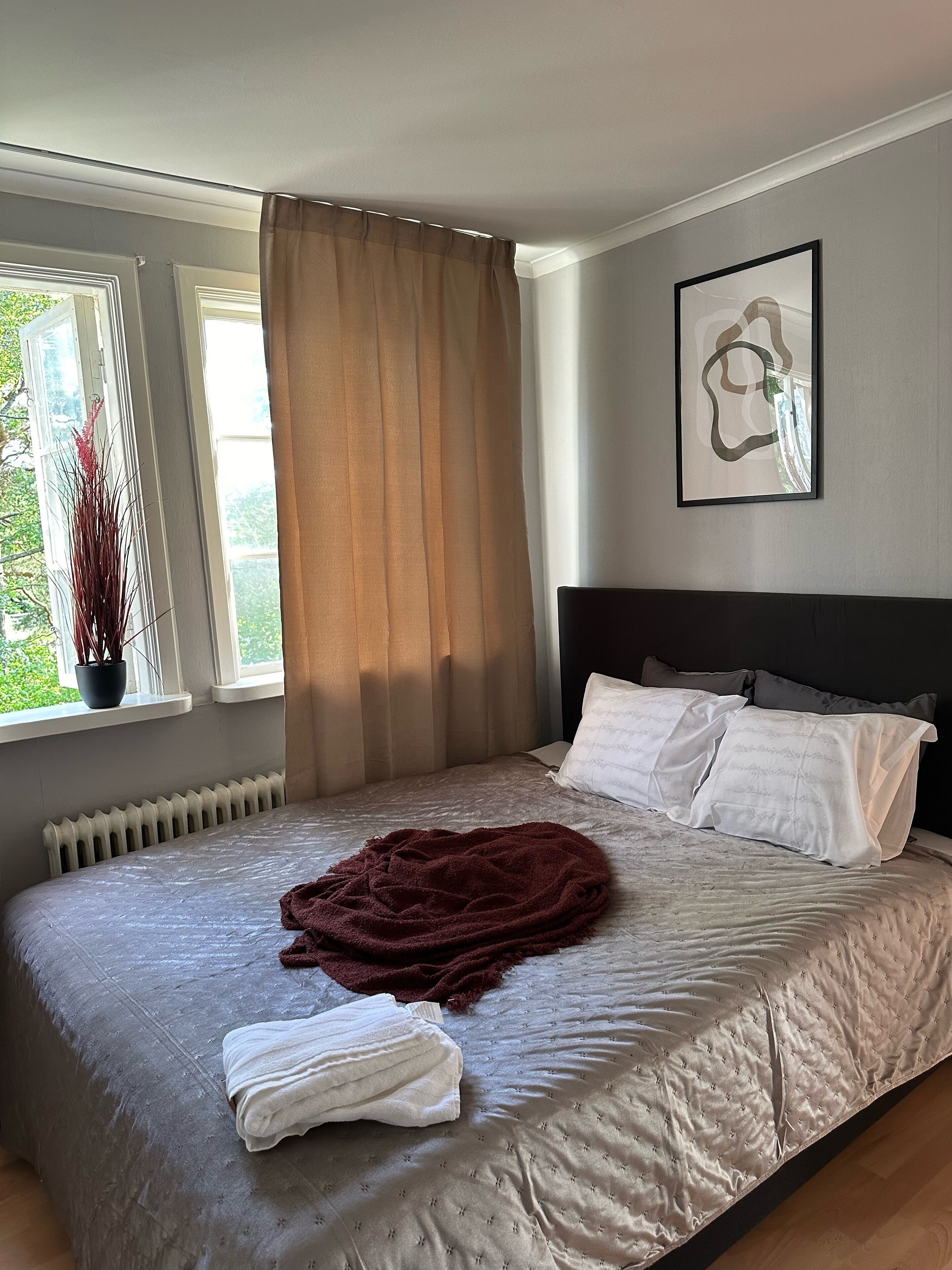 4 bedrooms, iron/ironing board, WiFi, bed sheets