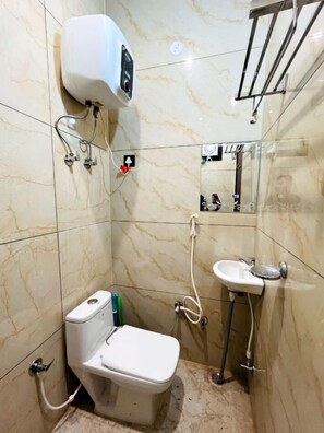 Singola Basic | Bagno | Doccia, set di cortesia gratuito, asciugamani, sapone