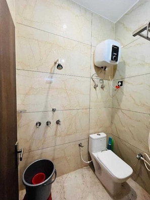 Shower, free toiletries, towels, soap - Vinayak Home Stay (Mathura)