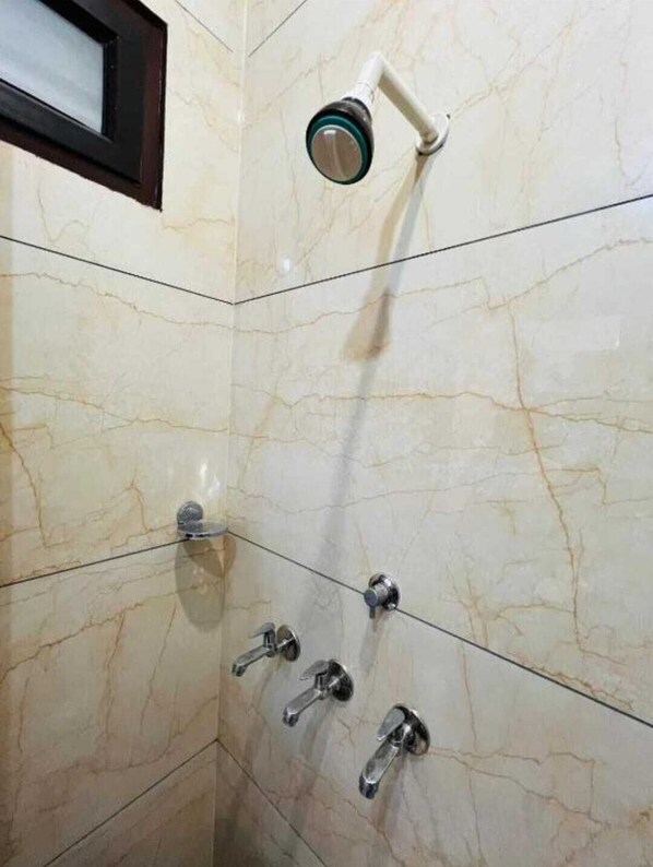 Shower, free toiletries, towels, soap - Vinayak Home Stay (Mathura)
