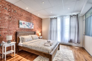 2 habitaciones, escritorio, tabla de planchar con plancha y wifi