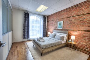 Desk, iron/ironing board, WiFi, bed sheets