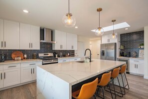 冷蔵庫、電子レンジ、オーブン、コンロ