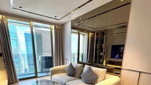 Sapphire Room | Oturma alanı | Kablolu TV kanalları bulunan 55 inç düz ekran televizyon 