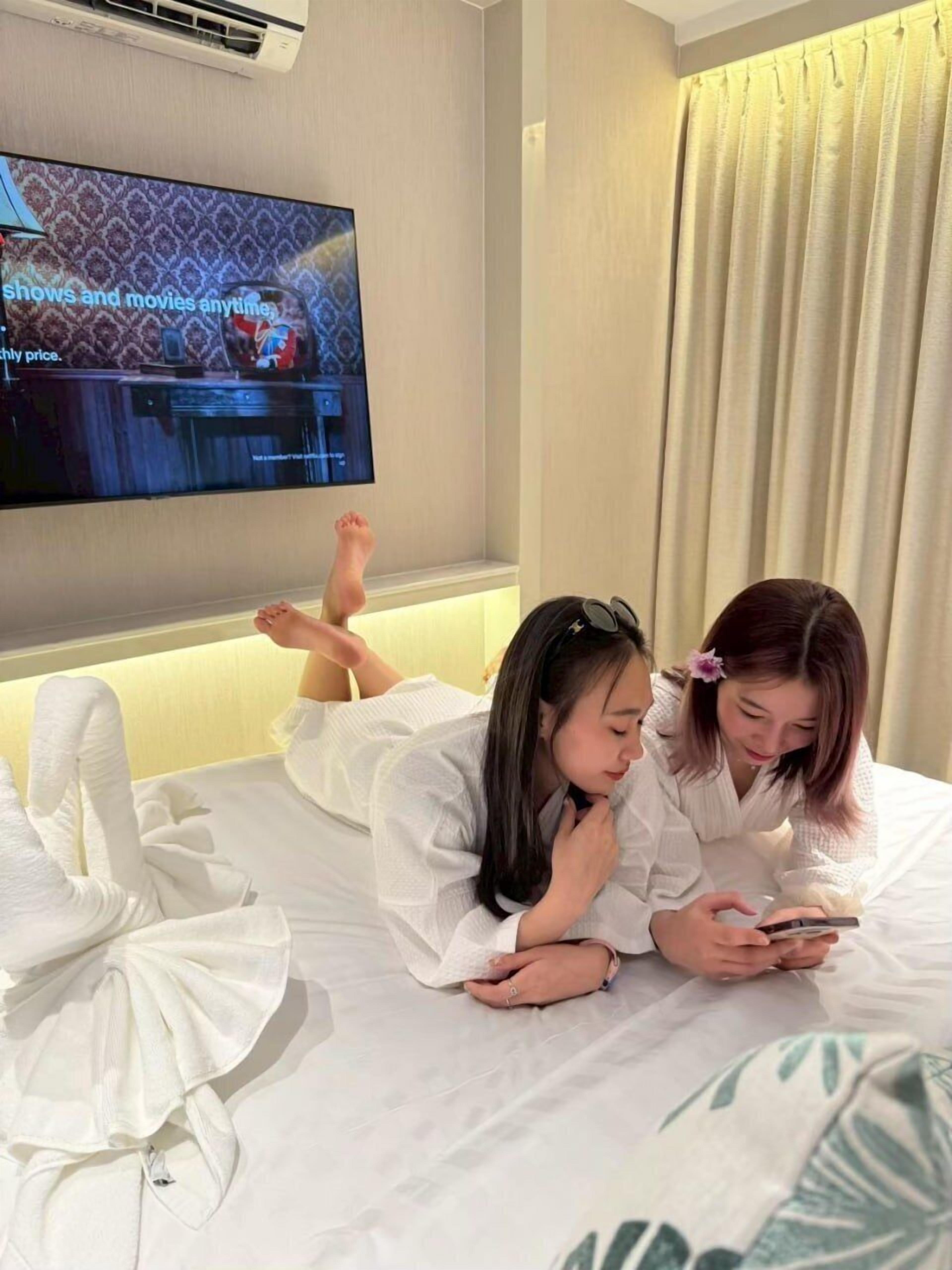 Sapphire Room | Egyptian cotton sheets, premium bedding, Select Comfort beds