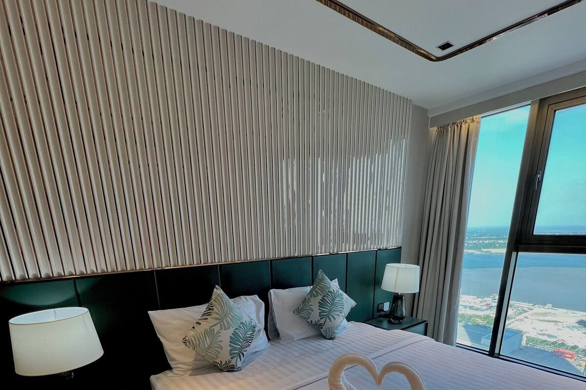 Deluxe Room, 1 Bedroom, Non Smoking, River View | Egyptian cotton sheets, premium bedding, Select Comfort beds