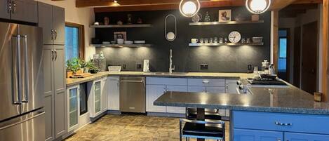 ثلاجة، ميكروويف، غسالة أطباق، ماكينة لصنع القهوة/الشاي