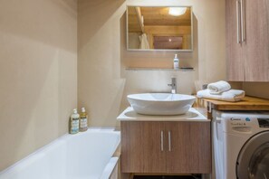 Séchoir à cheveux, serviettes fournies, savon, papier de toilette