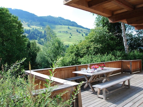 Outdoor dining. Exclusive chalet in the Kitzbühel Alps