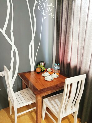 Chambre Triple Deluxe, vue piscine | Restauration dans la chambre