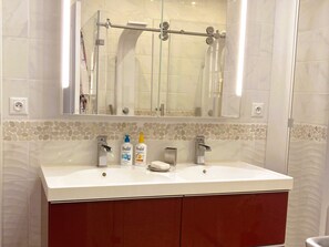 Shower - Calm and modern villa with a private pool (Escales)