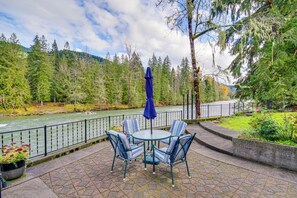 Outdoor dining - Darrington Home on River w/ Mountain Views (Darrington)
