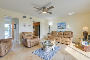 TV, books - Oceanside: Beachfront Fort Pierce Retreat (Fort Pierce)