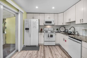 Een koelkast, een microgolfoven, een vaatwasser