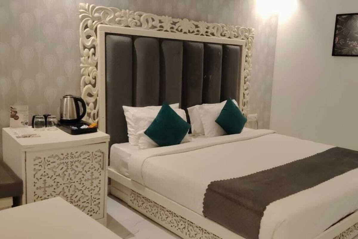 أغطية فراش متميزة وألحفة محشوة بالريش وخزنة داخل الغرفة وستائر تعتيم
