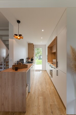 ثلاجة، ميكروويف، فرن، غسالة أطباق