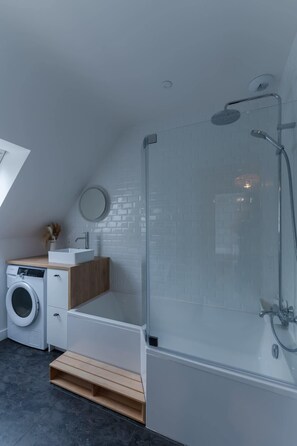 Shower, hair dryer, towels