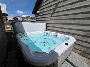 Outdoor spa tub - Chalet Sopris (Crested Butte)