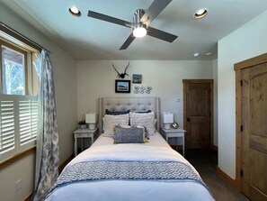3 bedrooms, desk, iron/ironing board, free WiFi