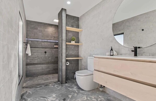 Een douche, een haardroger, handdoeken