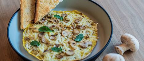 Une assiette de nourriture avec des toasts et des champignons.
