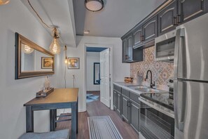 ثلاجة، ميكروويف، فرن، موقد طهي مسطح